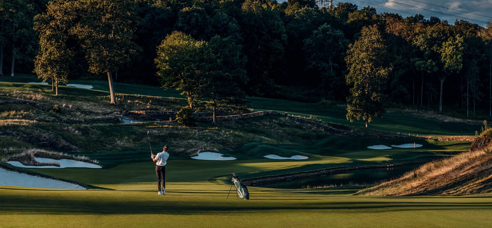 Junger Golfer auf einem Golfplatz